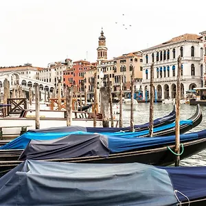 Apartment Charming On The Grand Canal R&r, Venice